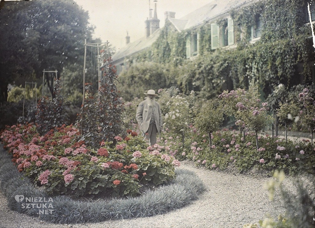 Claude Monet przed swoim domem w Giverny