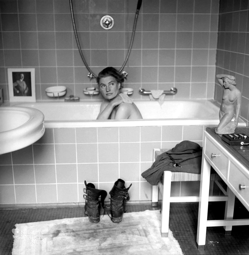 David E. Scherma <em>Lee Miller w łazience Hitlera </em> © Lee Miller Archives