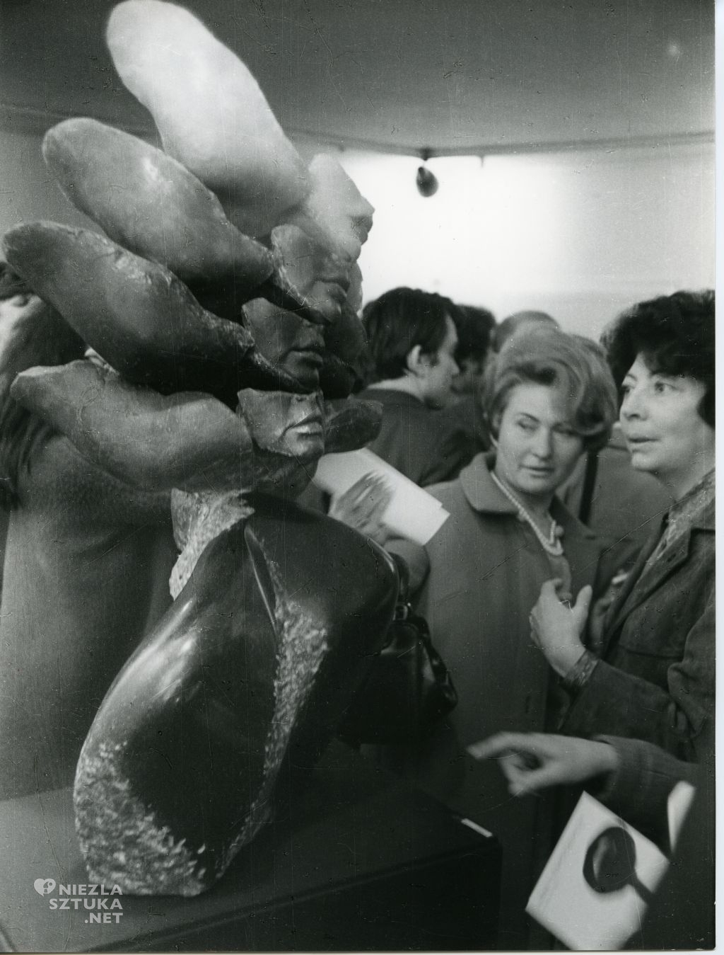 Alina Szapocznikow, Portret wielokrotny (czterokrotny), rzeźba, sztuka współczesna, przy pracy, w pracowni, zdjęcie, archiwum, niezła sztuka