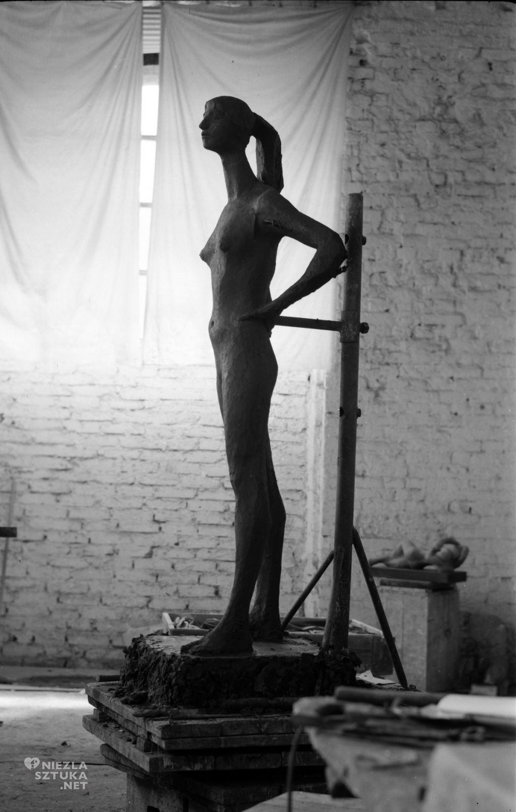 Alina Szapocznikow, Trudny wiek, rzeźba, sztuka współczesna, przy pracy, w pracowni, zdjęcie, archiwum, niezła sztuka