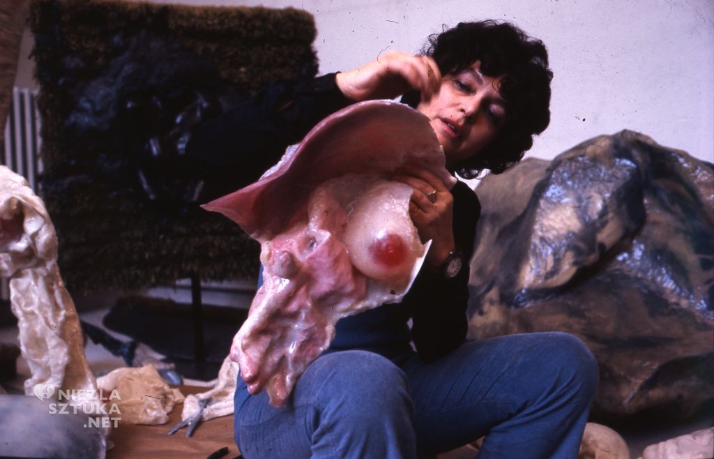 Alina Szapocznikow, rzeźba, sztuka współczesna, przy pracy, w pracowni, zdjęcie, archiwum, niezła sztuka