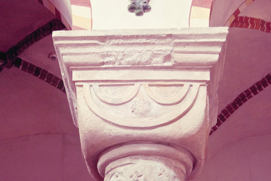 Kolumny Przywar w Strzelnie, architektura polska, Niezła Sztuka