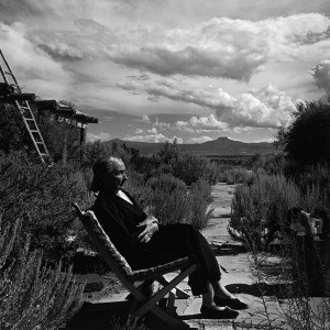 Georgia O'Keeffe w swoim domu w Nowym Meksyku, Arnold Newman, amerykańska artystka, amerykańska sztuka, kobiety w sztuce, malarka, Niezła sztuka