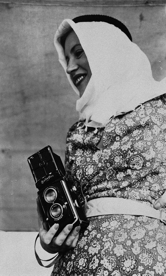 Nieznany fotograf Lee Miller trzymająca aparat Rolleiflex, Egipt | 1935, digital.lib.uiowa.edu