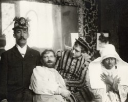 Mucha w pokoju nad kawiarnią z przyjaciółmi (Paul Gauguin, Alfonse Mucha, Luděk Marold, Anna the Javanaise) | 1893-1894, fot.: muchafoundation.org