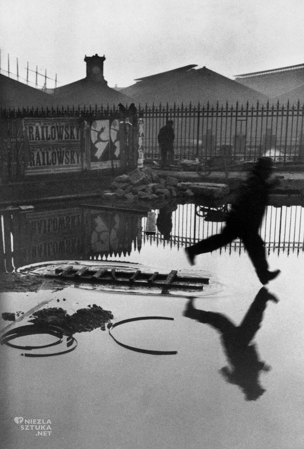 Henri Cartier-Bresson, Z tyłu dworca Saint Lazare, fotografia, Niezła Sztuka