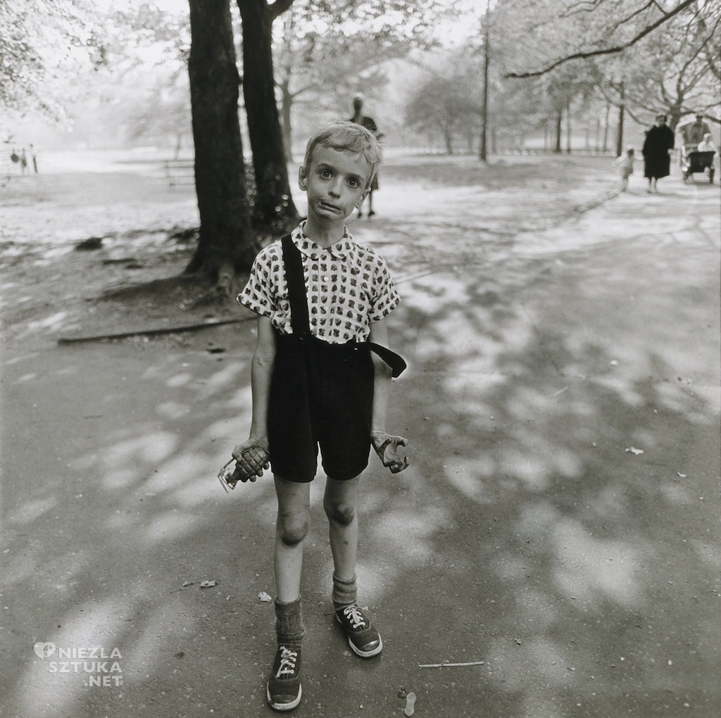 Diane Arbus, Chłopiec z granatem, fotografia, kobiety w sztuce, Niezła Sztuka