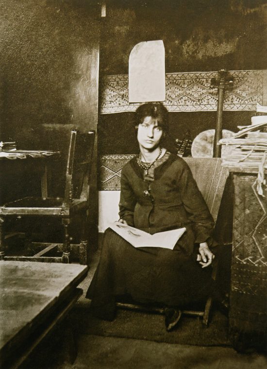 Amedeo Modigliani, Jeanne Hebuterne, Jeanne Hébuterne w pracowni Modiglianiego, portret, ekspresjonizm, sztuka nowoczesna, Ecole de Paris, Niezła Sztuka