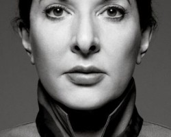 Marina Abramovic, pokonać mur, biografia, wydawnictwo rebis, Niezła sztuka