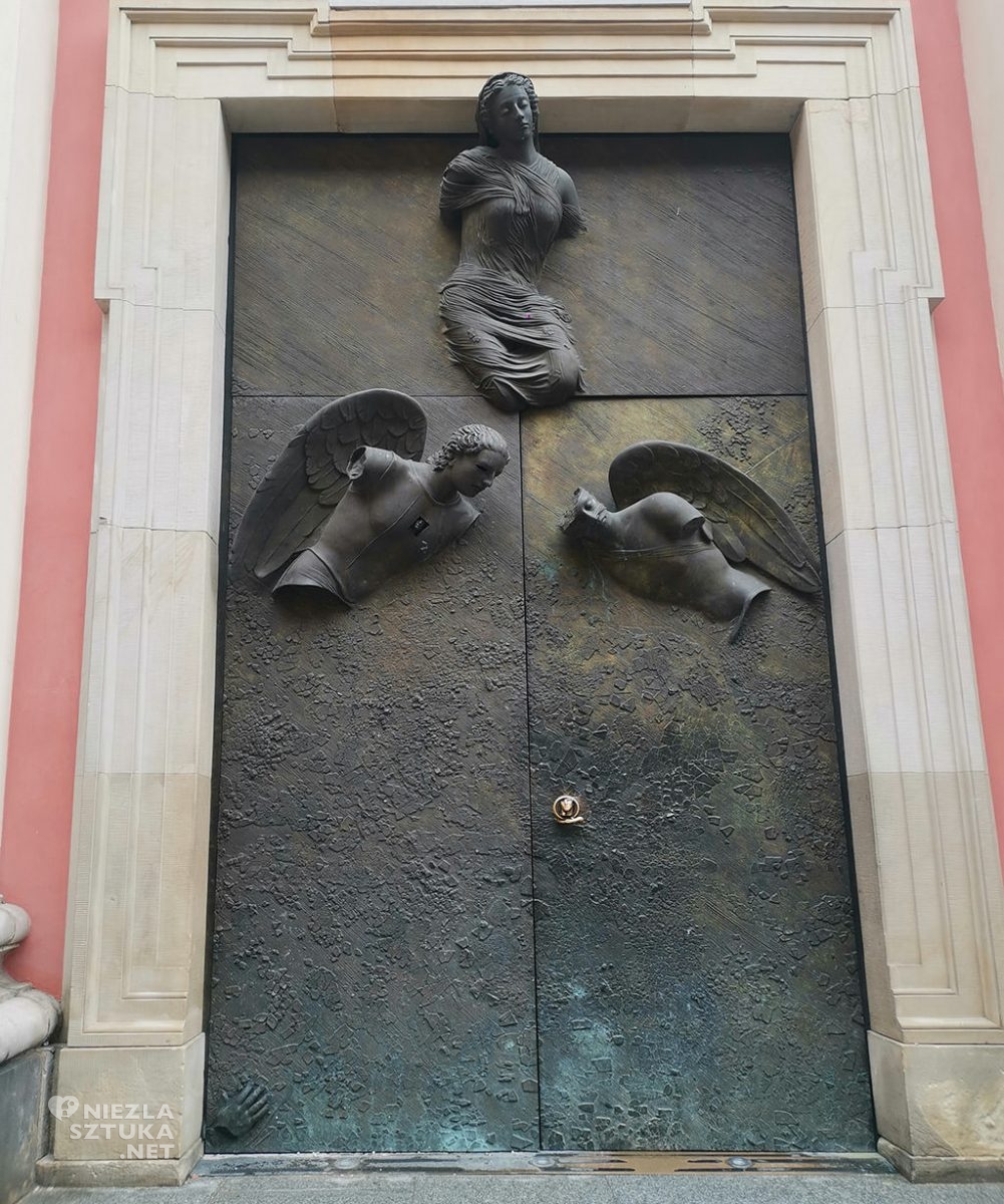 Drzwi anielskie, Igor Mitoraj, kościół Matki Bożej Łaskawej w Warszawie, niezła sztuka