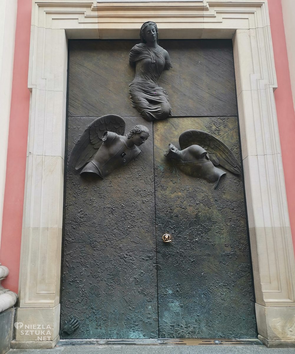 Drzwi anielskie, Igor Mitoraj, kościół Matki Bożej Łaskawej w Warszawie, niezła sztuka
