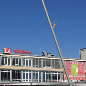 Jonathan Borofsky, Man walking to the sky, documenta, Kassel, sztuka współczesna, Niezła Sztuka