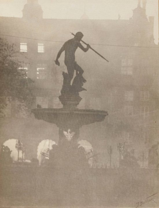 Jan Bułhak, Gdańsk, Fontanna Neptuna, fotografia, Niezła Sztuka
