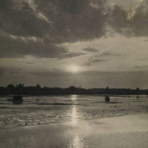 Jan Bułhak, Zachód słońca nad jeziorem Druzno pod Elblągiem, fotografia, Niezła Sztuka
