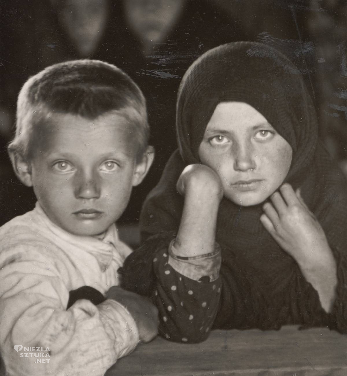 Jan Bułhak, Dzieci wileńskie czekające na obiad, kuchnie ludowe, fotografia, Niezła Sztuka