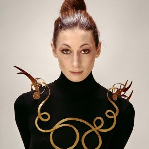Anjelica Huston, Calder, biżuteria, Niezła Sztuka