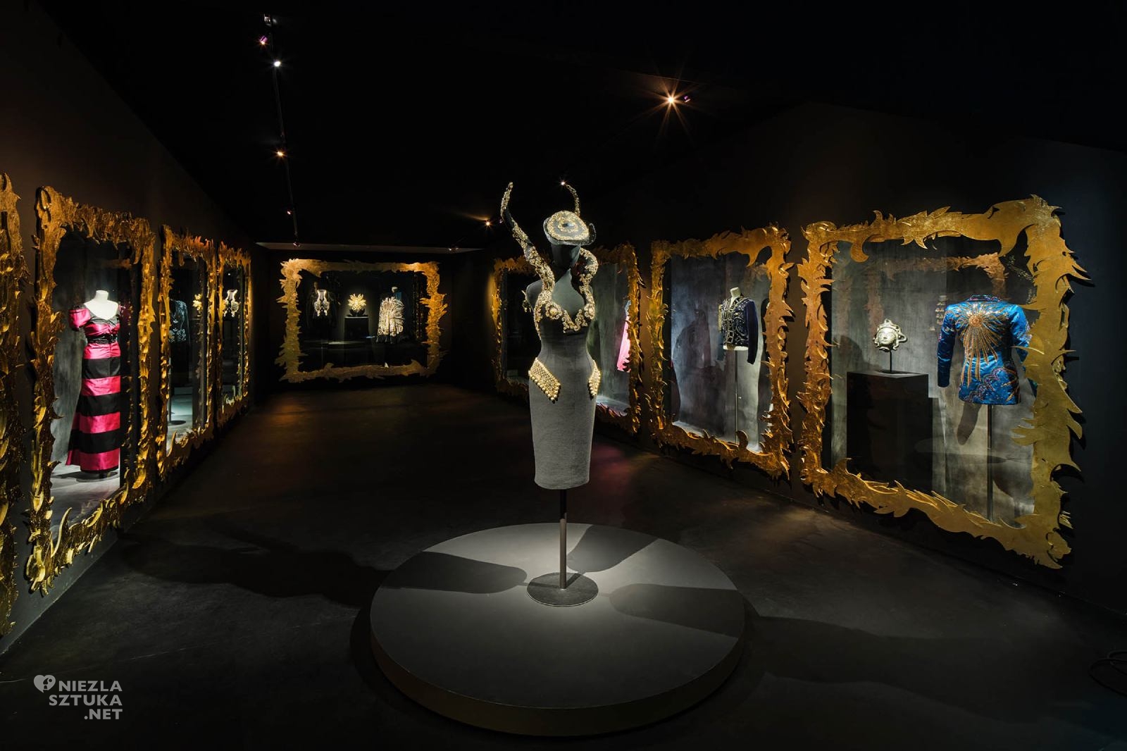 Elsa Schiaparelli, wystawa, Paryż, moda, Niezła Sztuka