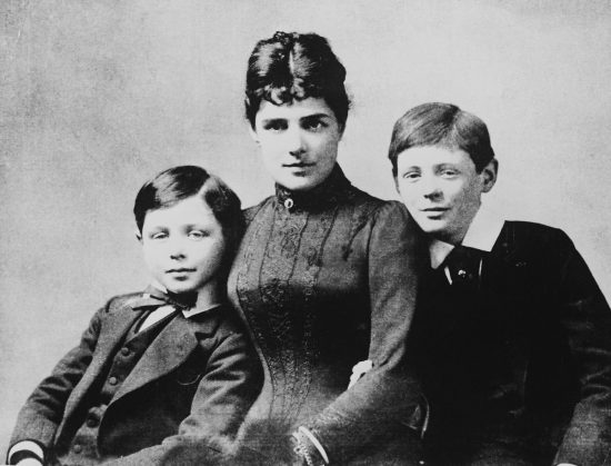 Jennie Spencer Churchill z synami, Winston Churchill, Niezła Sztuka