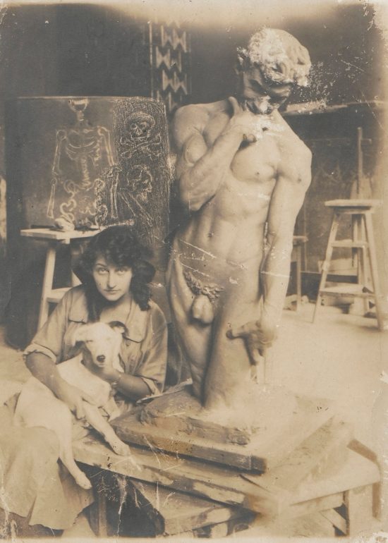 Olga Niewska z psem w swojej pracowni, rzeźba, Satyra, kobiety w sztuce, Niezła Sztuka