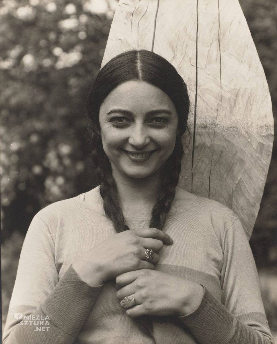 Edward Steichen, Rose Cavarrubias przed „Niekończącą się kolumną” Brancusiego w ogrodzie w Voulangis, fotografia, portret, kobieta, niezła sztuka