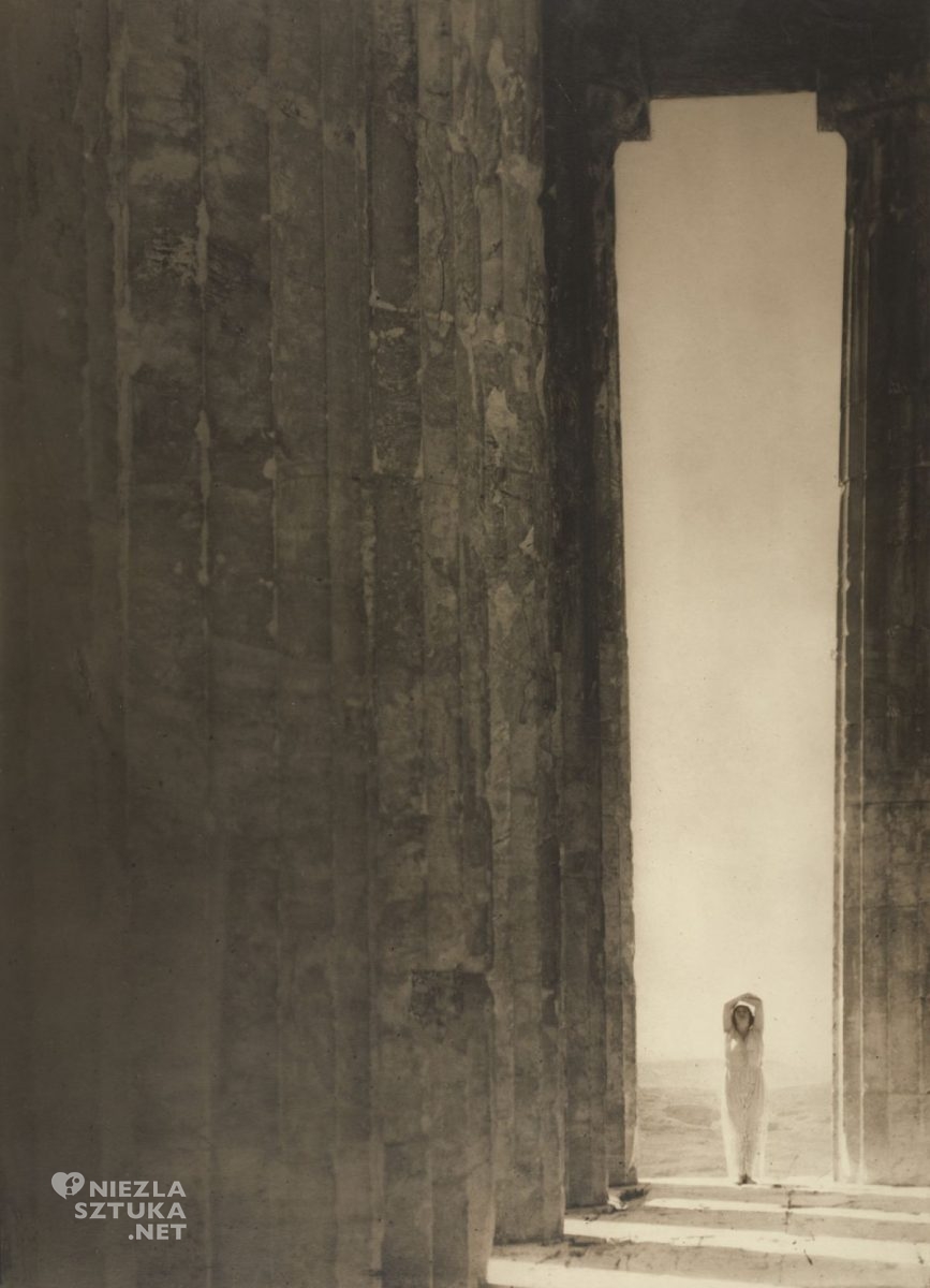 Edward Steichen, Isadora Duncan na tle portalu Partenonu, fotografia, niezla sztuka