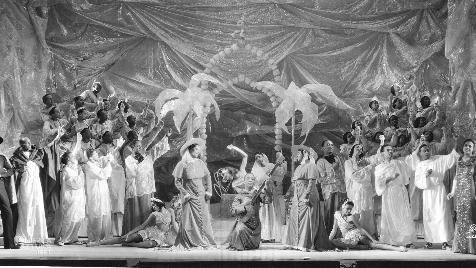 Florine Stettheimer, Francis Joseph Bruguiere, White Studio, Six scenes from Four Saints in Three Acts, opera, kostiumy, niezła sztuka