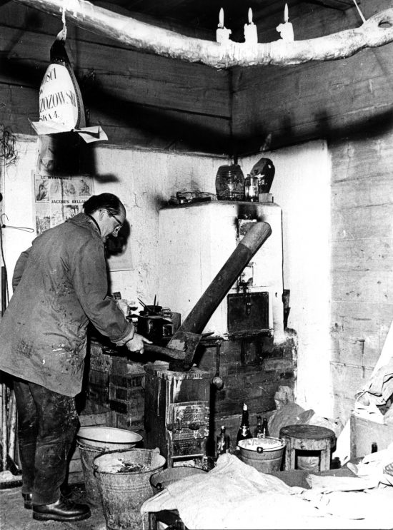 Tadeusz Brzozowski w starej pracowni, fotografia artysty, Niezła Sztuka