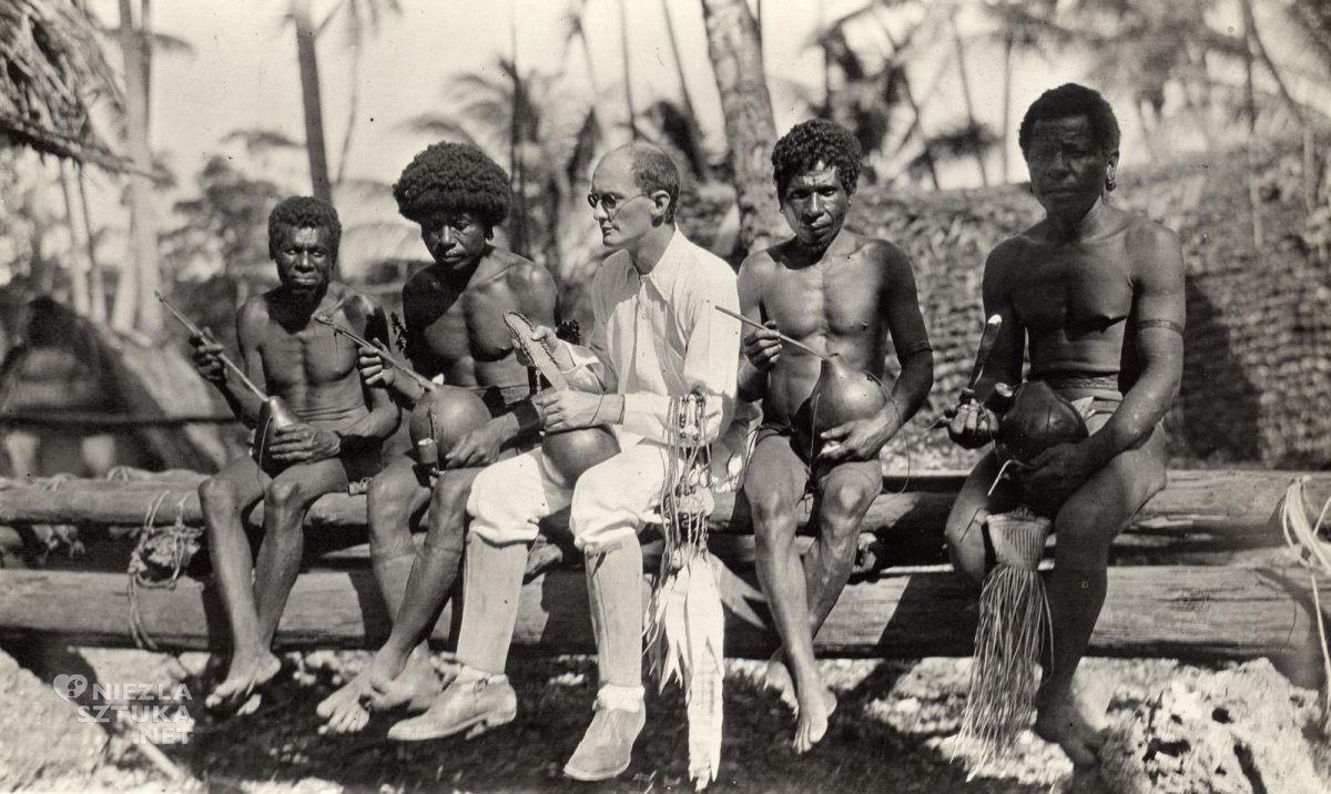 Bronisław Malinowski siedzący z mieszkańcami wysp Trobrianda, fotografia, Niezła Sztuka