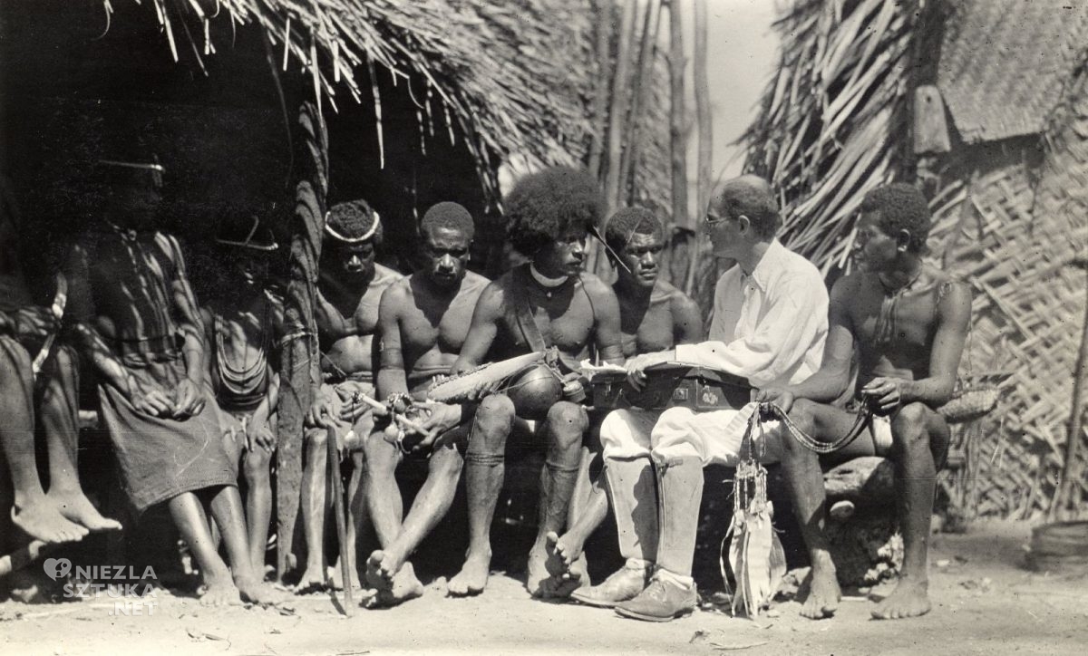Bronisław Malinowski siedzący z grupą mężczyzn z Wysp Trabianda, fotografia, Niezła Sztuka