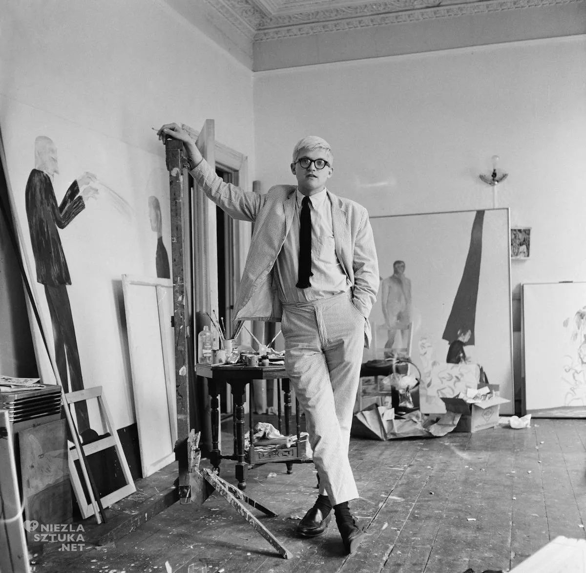 David Hockney, portert, z pracami, w studio, Tony Evans, portret artysty, sztuka angielska, sztuka współczesna, zdjęcie, archiwum, niezła sztuka