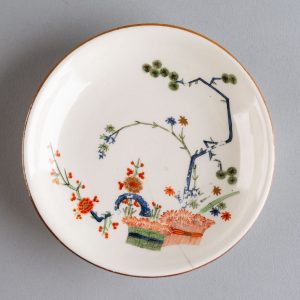 Talerzyk z dekoracją w stylu Kakiemona, Królewska Manufaktura Porcelany w Miśni, sztuka niemiecka, porcelana malowana wielobarwnie naszkliwnie, porcelana japońska, kolekcja Augusta II Mocnego, Pałac Japoński w Dreźnie, niezła sztuka
