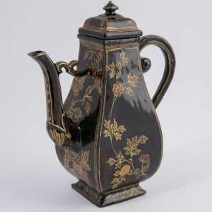 Dzbanuszek z pokrywka do kawy, model Johann Jacob Irminger, dekoracja warsztat Martina Schnella, Königliche Porzellan-Manufaktur Meissen, Saksonia, Miśnia, Muzeum Narodowe w Poznaniu, porcelana, porcelana niemiecka, sztuka niemiecka, niezła sztuka