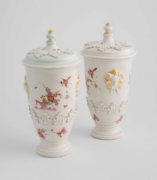 Para waz z pokrywami, model Johann Jacob Irminger, porcelana, miśnia, wazy, sztuka niemiecka, niemiecka porcelana, 8. orcelana böttgerowska, farby naszkliwne, złocenie, niezła sztuka