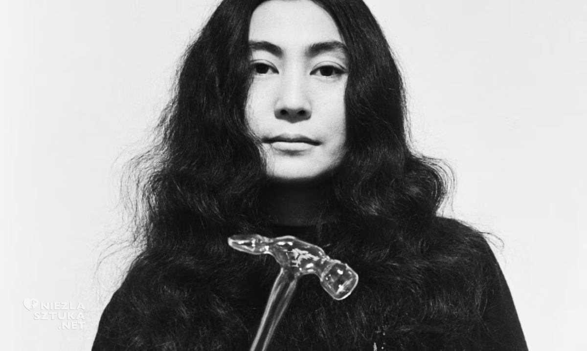 Clay Perry, Yoko Ono ze szklanym młotkiem, fotografia, Niezła Sztuka