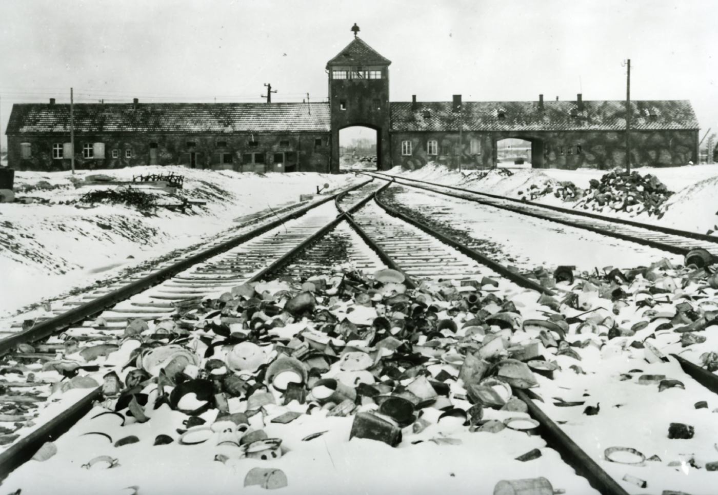 Brama wjazdowa do obozu Auschwitz, Dina Gottliebova-Babbitt, fotografia, archiwum, niezła sztuka