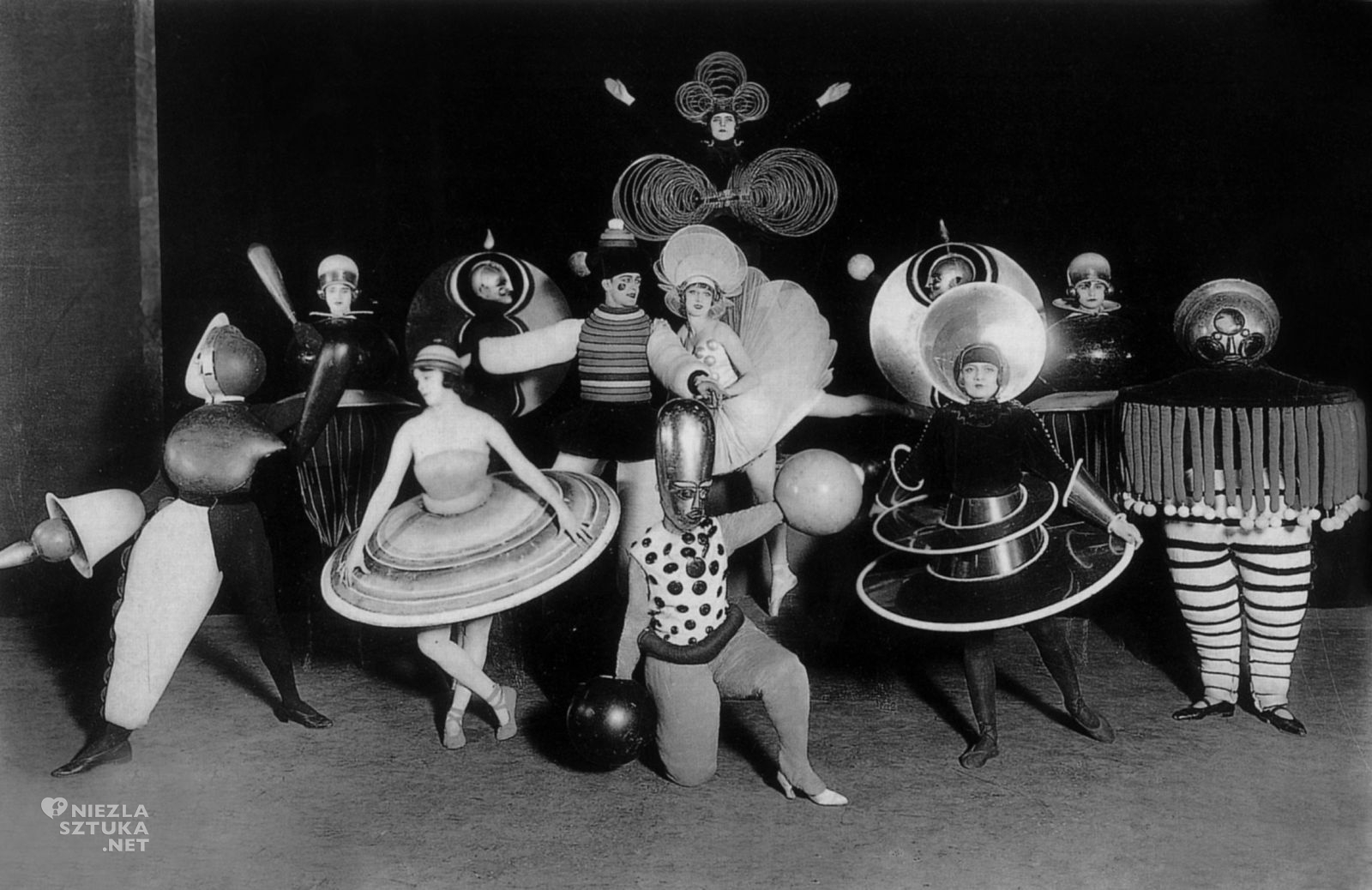 Balet Triadyczny, Oskar Schlemmer, Bauhaus, fotografia, archiwum, niezła sztuka