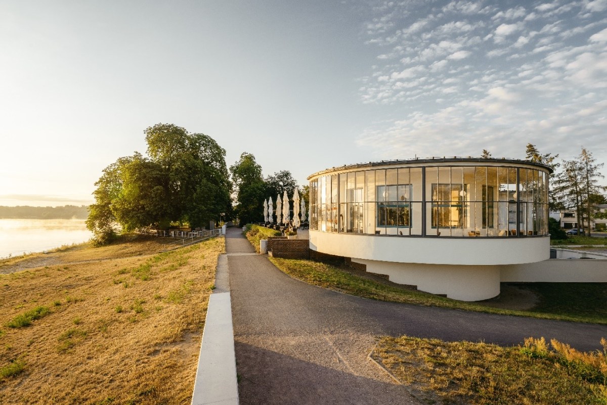 Budynek Kornhaus przy rzece Łabie w Dessau-Rosslau, Felix Meyer, Bauhaus, architektura, przykład Bauhausu, niezła sztuka