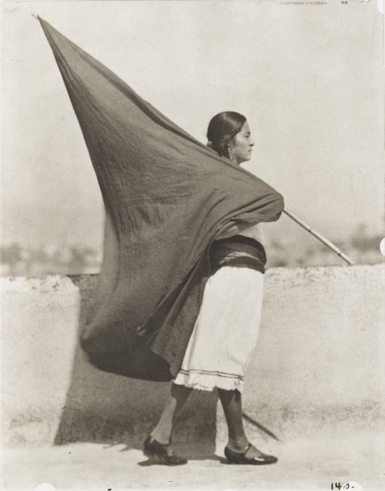 Tina Modotti, Kobieta z flagą, zdjęcie, archiwum, portret kobiety, niezła sztuka