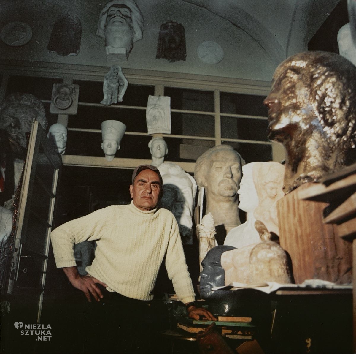 Alfons Karny w swej ursynowskiej pracowni, artysta w pracowni, rzeźba , sztuka polska, zdjęcie, archiwum, niezła sztuka