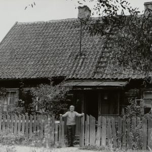 Alfons Karny na tle rodzinnego domu przy ul. Poleskiej w Białymstoku fotografia, zdjęcie, niezła sztuka