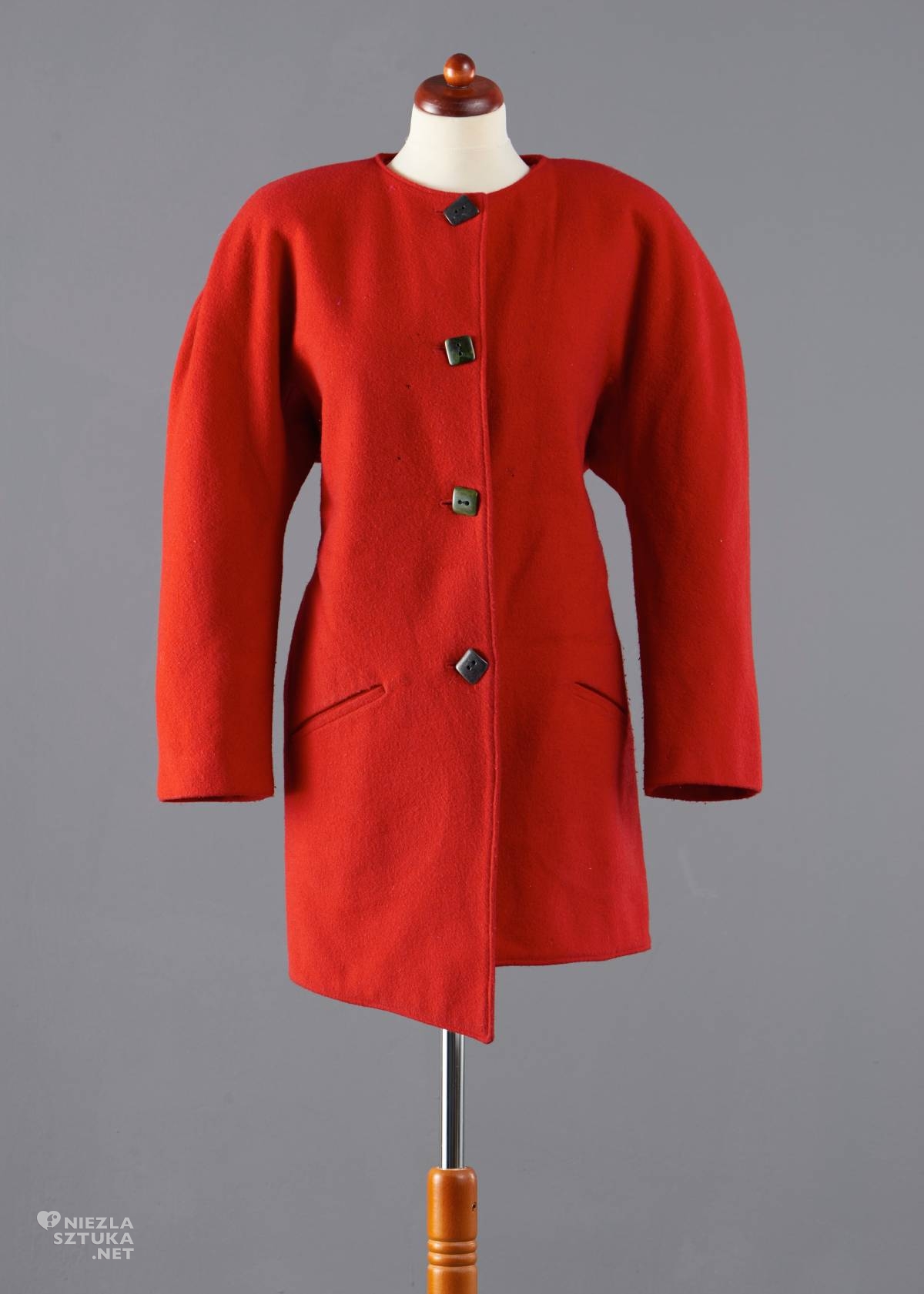 Grażyna Hase, czerwony żakiet asymetryczny, projekt, projektantka, moda, moda polska, Niezła Sztuka