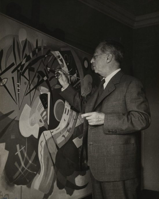 Wassily Kandinsky w studio w Neuilly-sur-Seine przed obrazem Krzywa dominująca, Bernard Lipnitzki, zdjęcie, archiwum, niezła sztuka