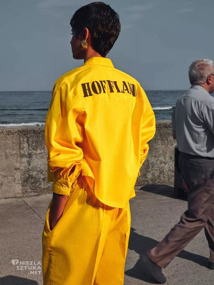 Ayesha Djwalapersad w koszuli z napisem Hoffland, pokaz mody, Hoff, Zuza Krajewska, niezła sztuka