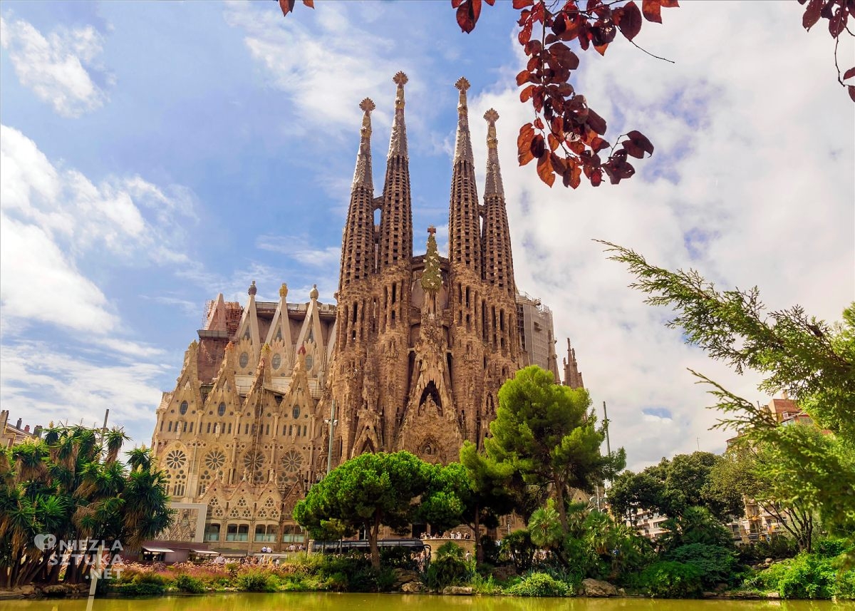 Sagrada Familia – zewnętrze, Antonio Gaudi, architektura, Barcelona, niezła sztuka