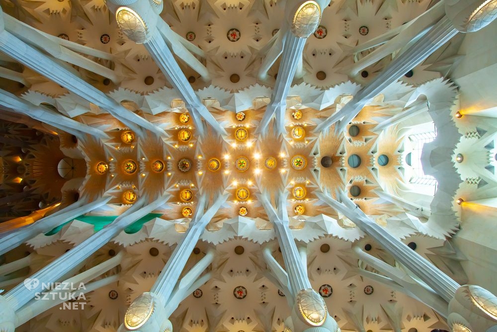 Sagrada Familia – wnętrze, sklepienie, Antonio Gaudi, architektura, Barcelona, niezła sztuka