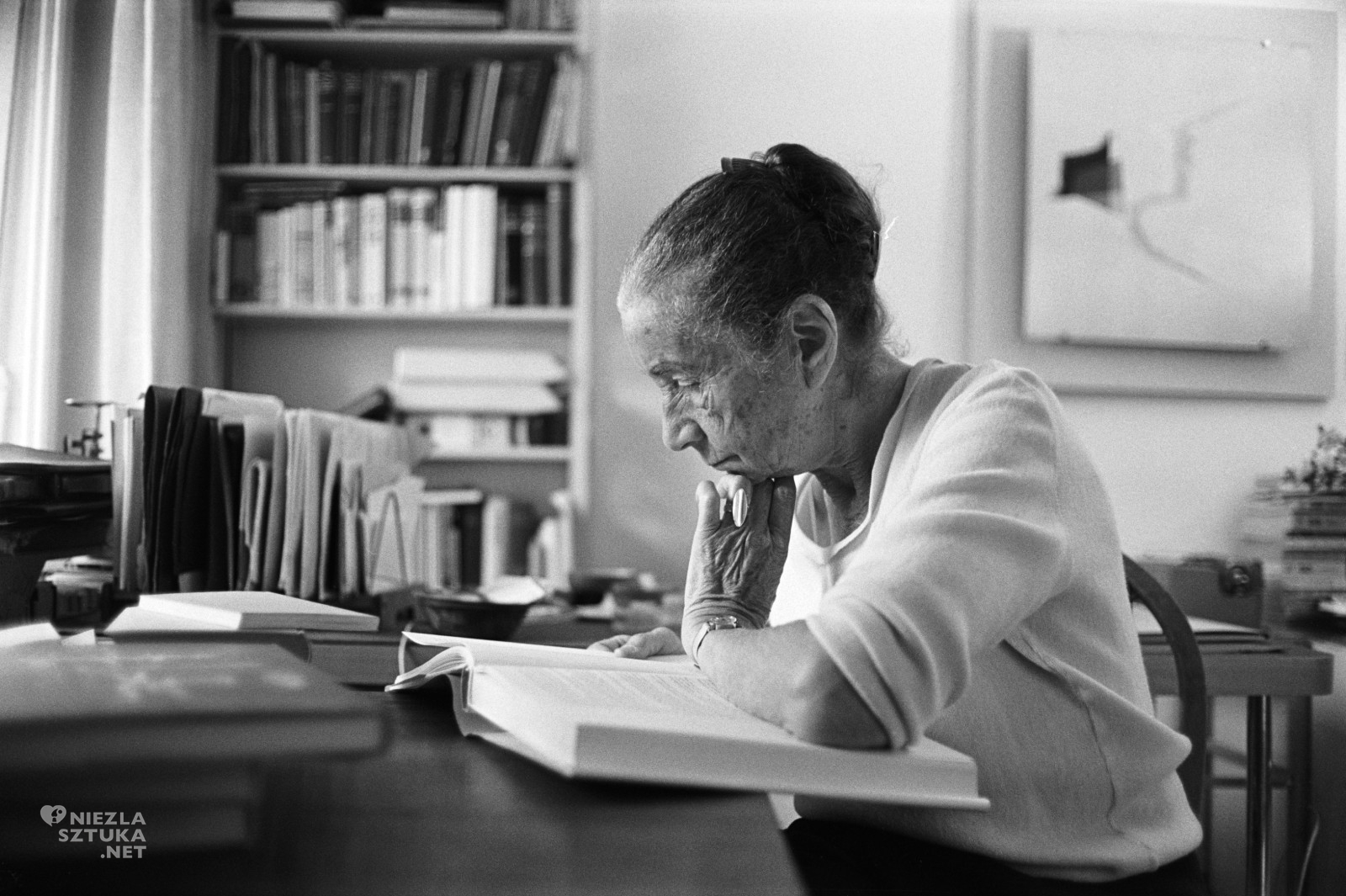 Hans Peter Klauser, Lucia Moholy w swoim studio w Zollikon, fotografia, kobiety w sztuce, niezła sztuka