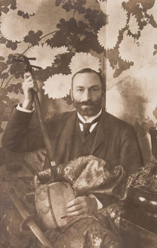 Feliks Jasieński z shamisenem na tle japońskiego parawanu, zdjęcie, archiwum, kolekcjoner sztuki, niezła sztuka