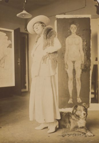 Egon Schiele, Edith Schiele ze swoim psem Lordem, w pracowni, zdjęcie, archiwum, fotografia, sztuka austriacka, secesja, niezła sztuka