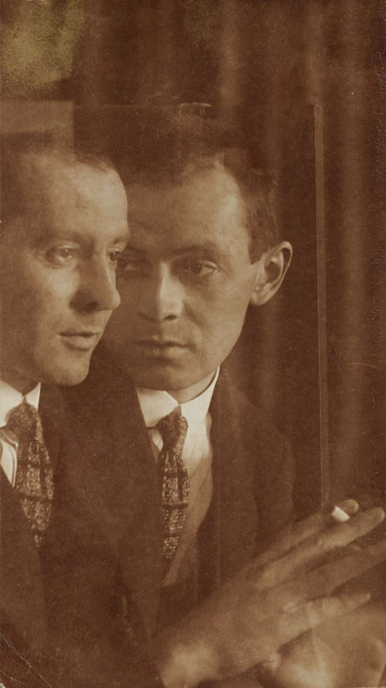 Egon Schiele, Podwójny portret Egona Schielego z papierosem, zdjęcie, archiwum, fotografia, sztuka austriacka, secesja, niezła sztuka
