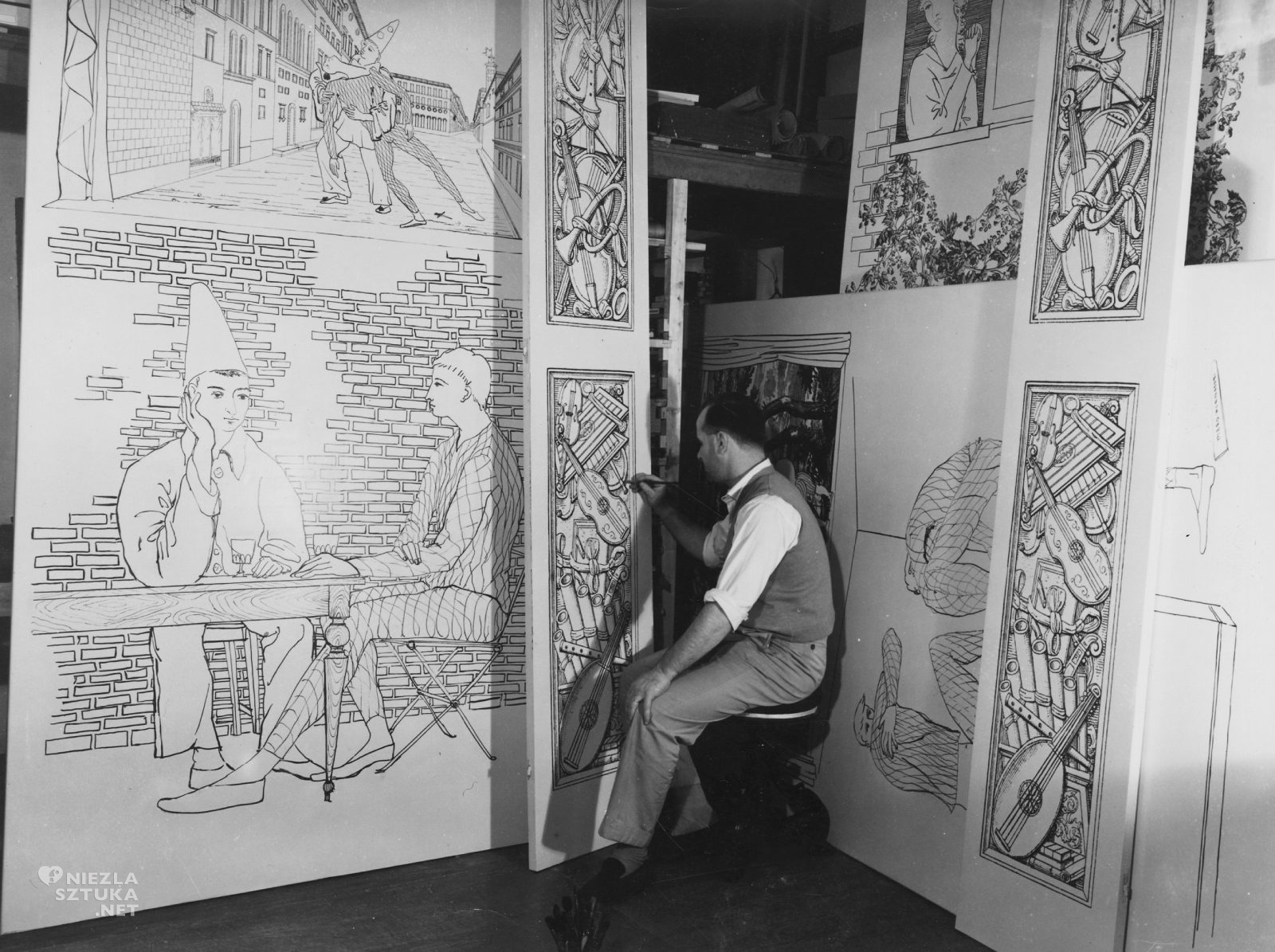Piero Fornasetti przy pracy, panele dla kina Arlecchino w Mediolanie, sztuka włoska, zdjęcie, archiwum, niezła sztuka